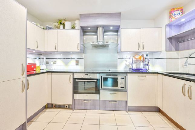 Flat to rent in St George Wharf, Vauxhall, London