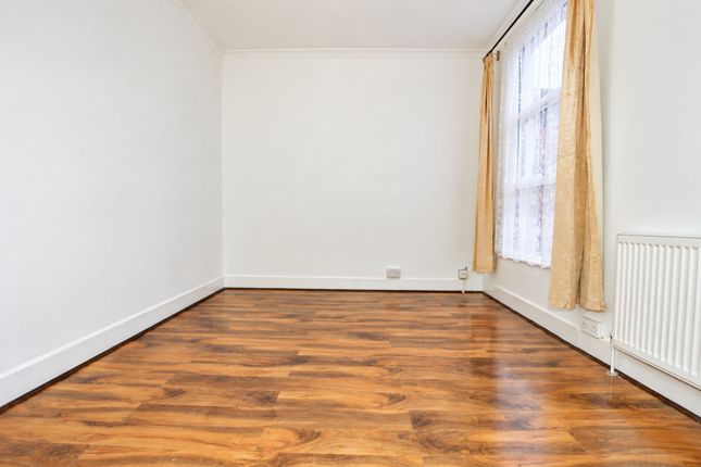 47, Kempton Road, London photo 2