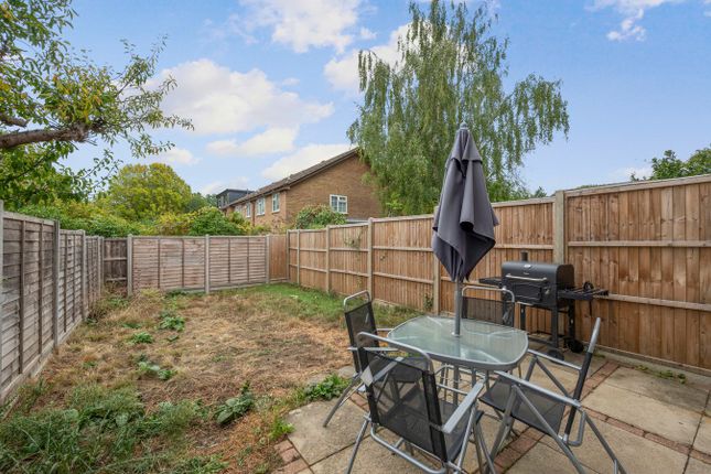 27, Mayfield Close, Walton-on-Thames photo 4