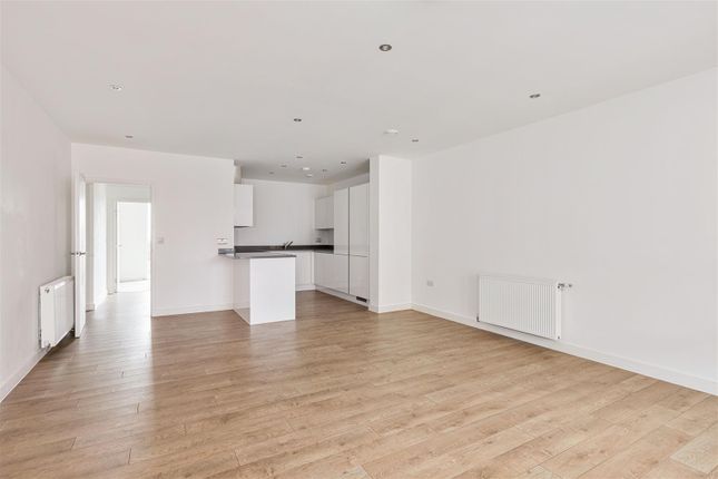 Flat to rent in Bolinder Way, London