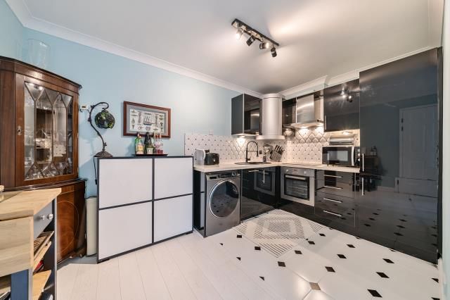 Flat 63 Regents Plaza Apartments, 7, Kilburn Priory, London photo 4