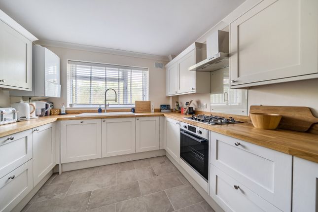 8, Hambleton, Old Windsor photo 2