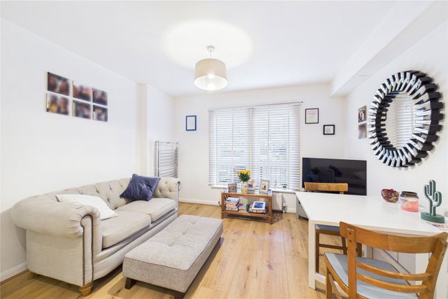 1, Angel Court, Theale photo 2