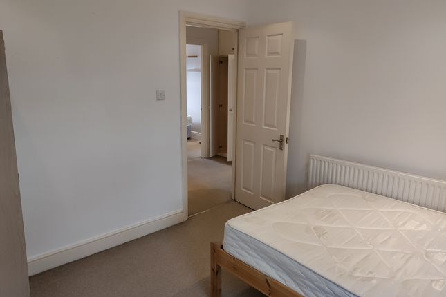 Shared accommodation to rent in Richmond Way, London