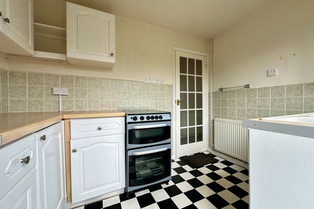 18 Outwood Common Road, Billericay photo 3