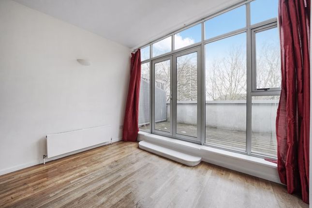Flat to rent in Sky Studios, Canning Town