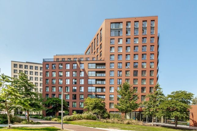 Studio flat on Flat 306, Java House, 15, Botanic Square, London, £300,000