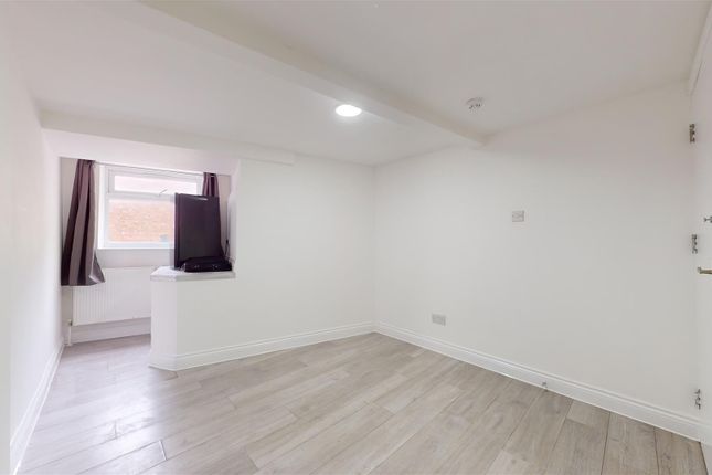 Room 1, 1018, Harrow Road, Kensal Green photo 2