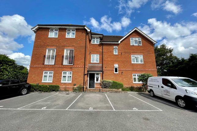 Thumbnail Flat to rent in Clements Mead, Leatherhead