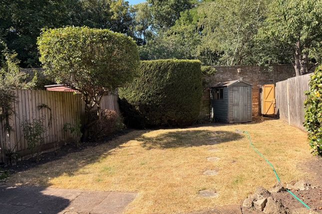 32, Brackley, Surrey photo 2