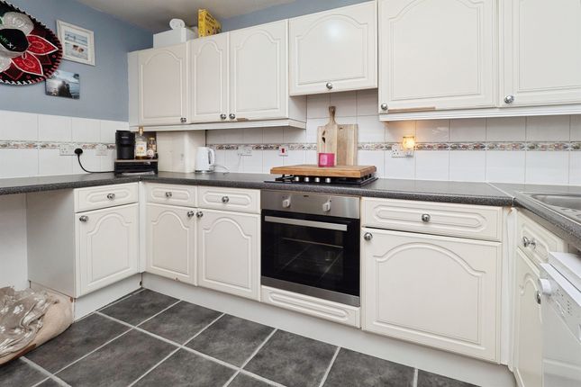 27, Nicholson Close, Beverley photo 2