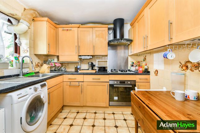 Flat 4, Barclay Court, Dale Grove, London photo 4