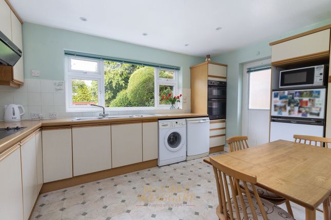 1 Mount Close, Crawley photo 2