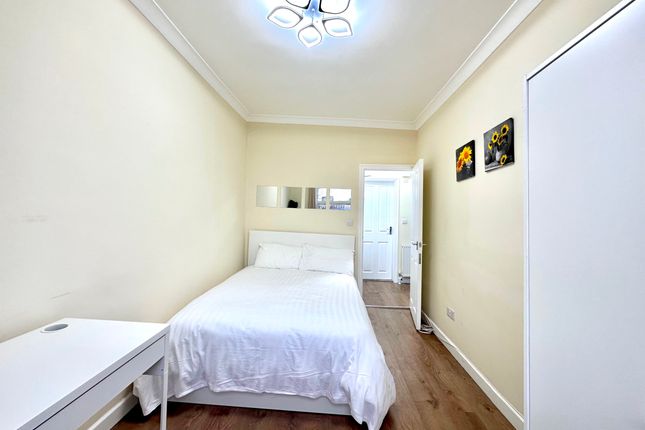 Flat A, 64 Eversholt Street, London photo 2