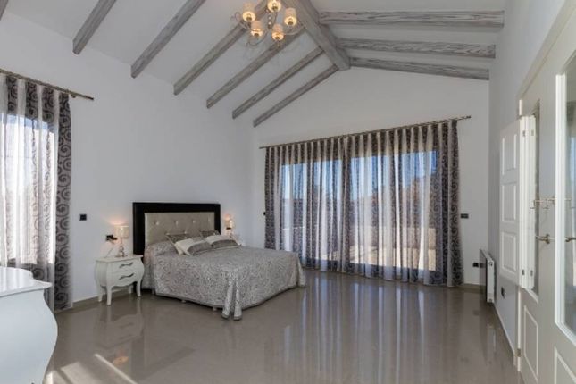 Villa for sale in Dehesa De Campoamor, Alicante, Spain