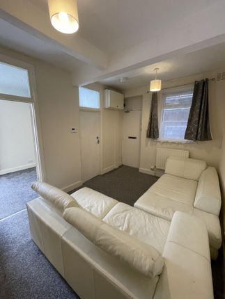 20 Downs Court, Brighton Road, Purley photo 3