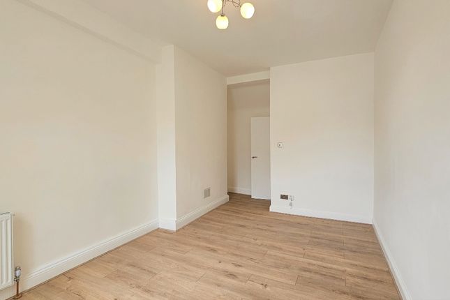 Flat for sale in Sylvester Path, London, Hackney