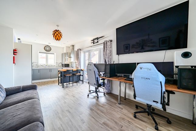 Flat 7, 61, Bell Farm Way, Walton-on-Thames photo 3