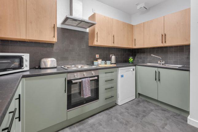 Flat 2, 4, WINSTANLEY TERRACE, Leeds photo 4