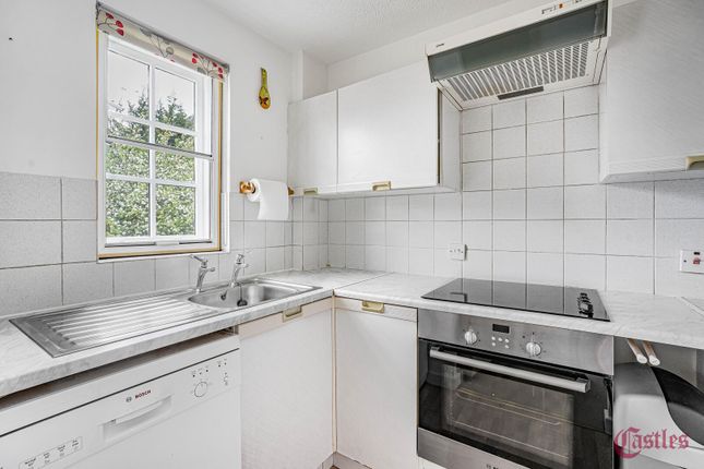 13 Everard Court, Crothall Close, London photo 2
