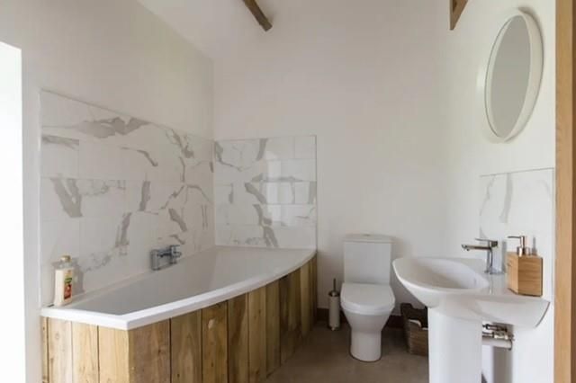 Bathroom.Jpg