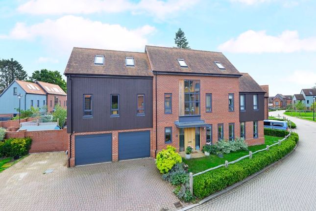 Thumbnail Detached house to rent in Rowan Drive, Godalming