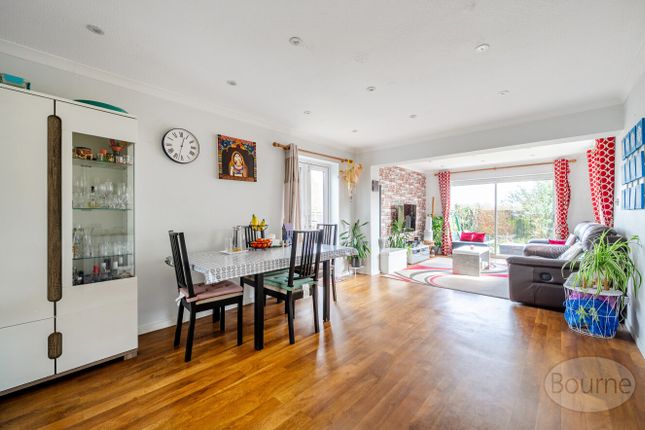 53, Roundthorn Way, Woking photo 3