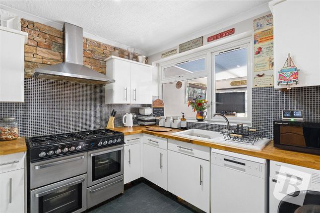 8a, Frederick Road, Rainham photo 4