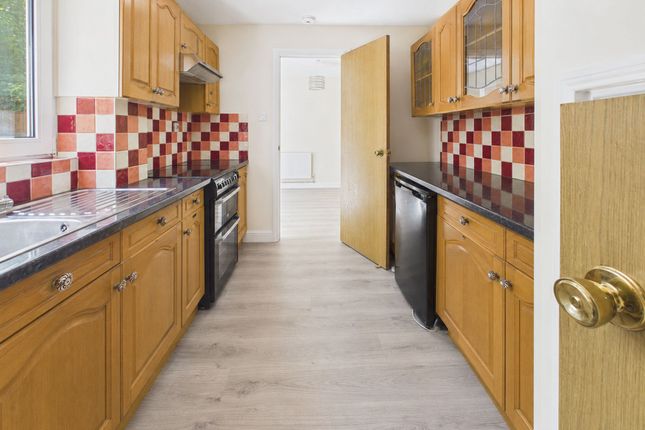 8 Coronet Close, Crawley photo 4