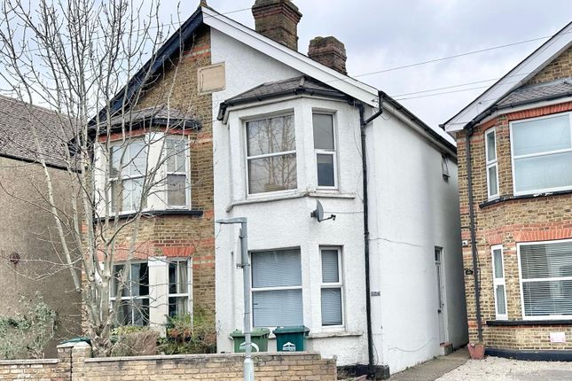 Spacious 3-Bedroom House In Staines