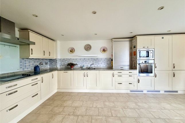 8, Halyard House, Lymington photo 4