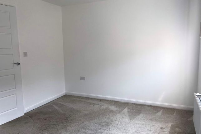 Town house to rent in Currency Close, Dunstable