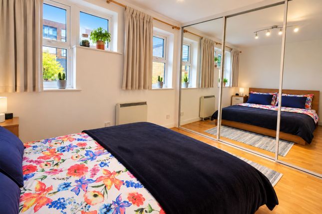 Flat H, 1 Transom Close, London photo 4