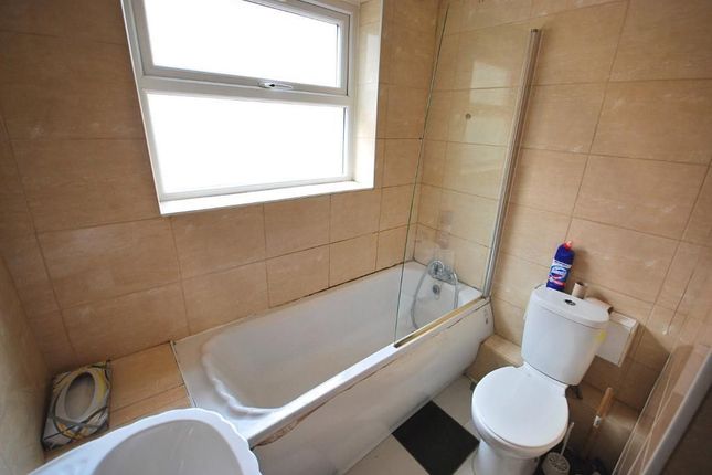 5 GRAND AVENUE, WEMBLEY photo 4