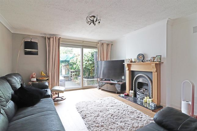 4-bed house on 9, Honeycrock Lane, Salfords, Redhill, £625,000