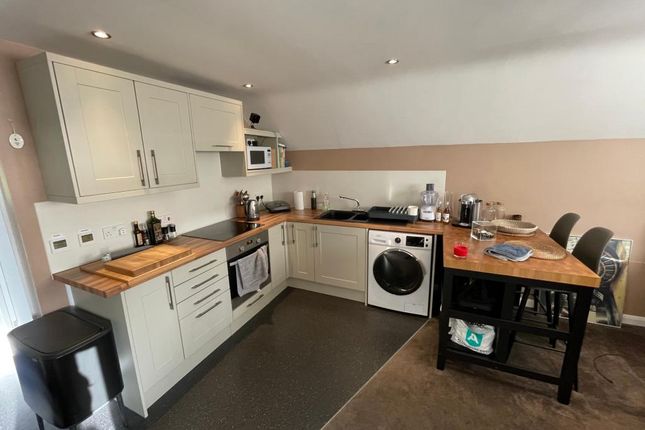 Flat to rent in Moore's Hill, Olney
