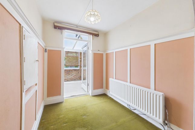 48, Pine Gardens, Ruislip photo 4