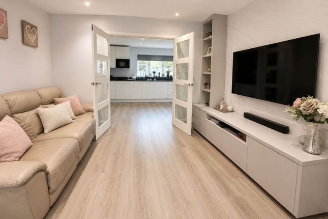 5, Robeson Way, Borehamwood photo 2