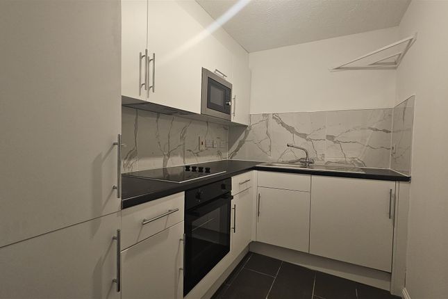 Flat 84, 8, Rossetti Road, London photo 4