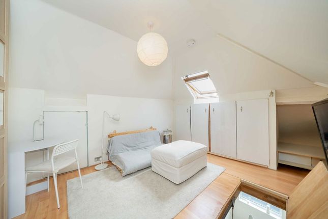 14, Fernside Avenue, London photo 4