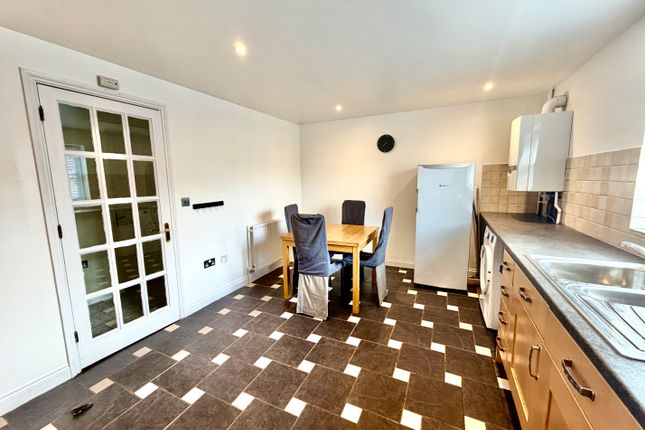 Flat 11, Farriers Court, Waine Rush View, WITNEY photo 4