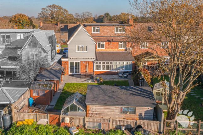 24, Woolshots Road, Wickford photo 2