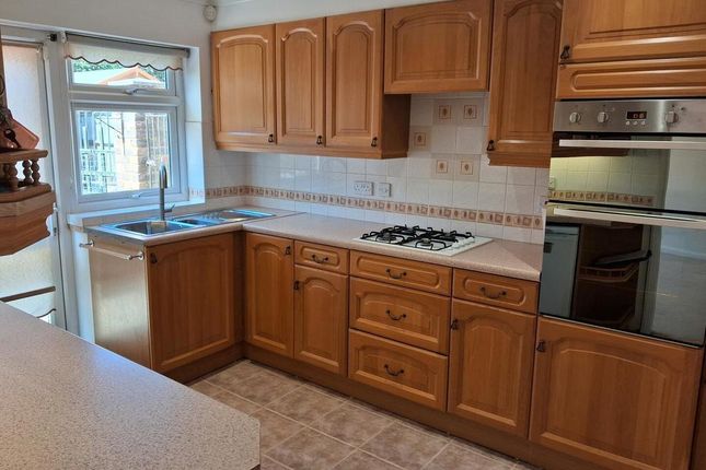 18, Parkfield Crescent, Feltham photo 4