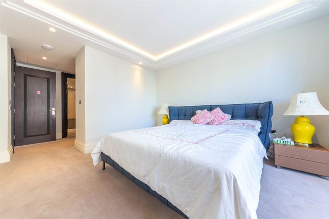 Flat for sale in Strand, London