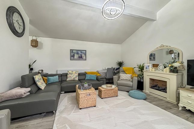36, Whitehouse Meadows, Leigh-on-Sea photo 4