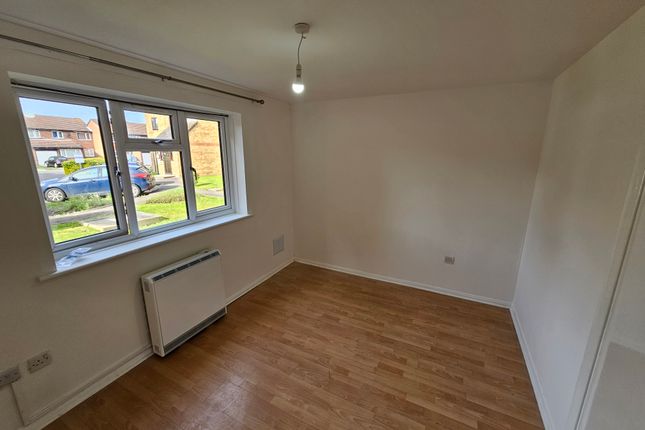 Flat to rent in Crest Avenue, Grays