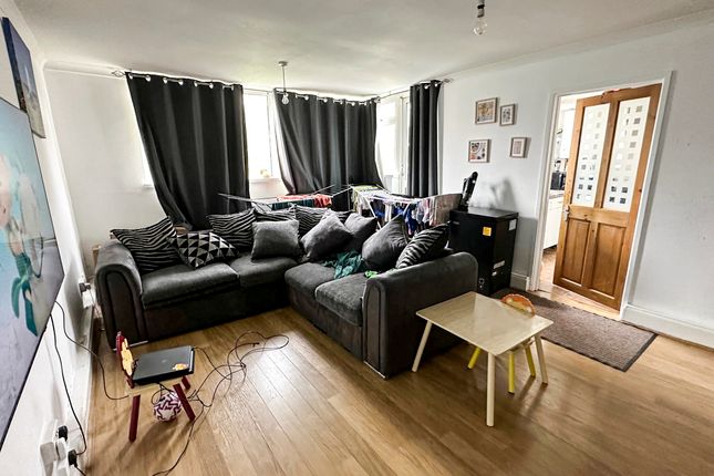 208, Brockles Mead, Harlow photo 3