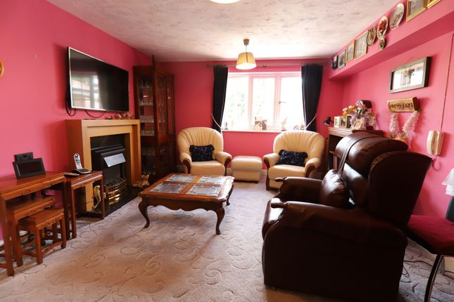Flat 46, Hutchings Lodge High Street, Rickmansworth photo 3