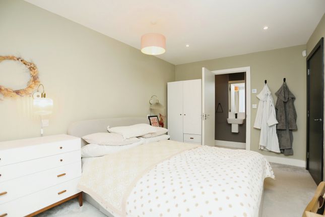 Flat for sale in 168 Queens Road, Peckham