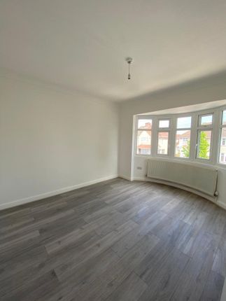 Flat to rent in Oakwood Avenue, Southall